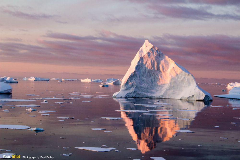 南极金字塔南极半岛沿岸的美丽冰山,夕阳光线刚好撒落在上头,颜色实在