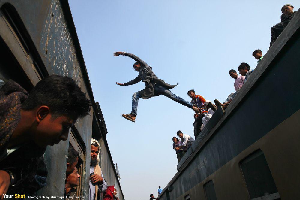 跳火车在参加世界穆斯林大会之后,一个虔诚的穆斯林信徒从火车车顶上